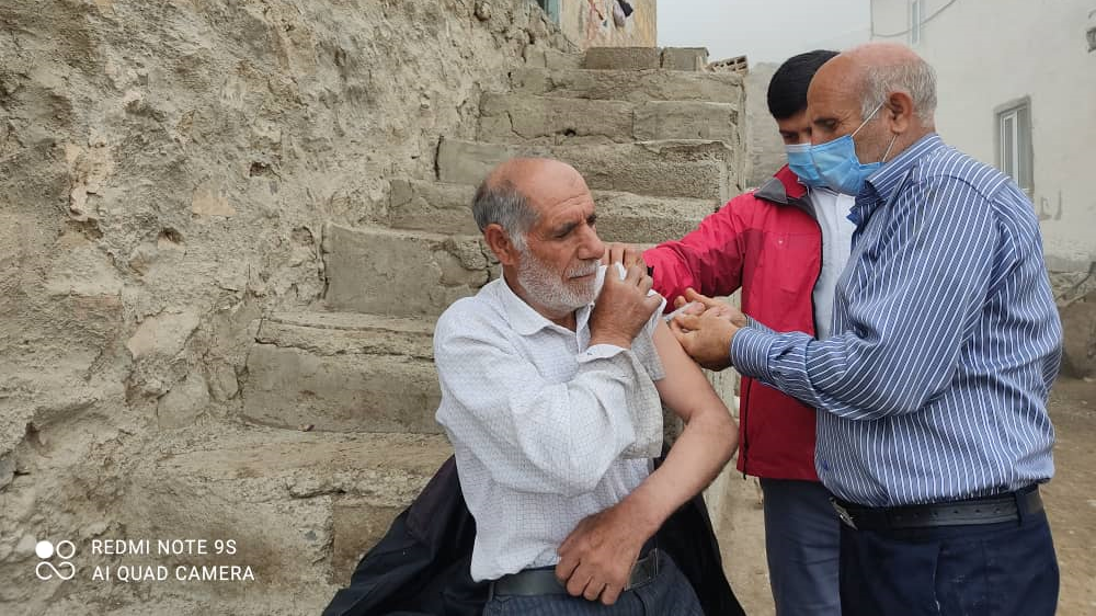 جا نمیمانی هموطن!/ واکسیناسیون کرونا در مناطق دورافتاده و صعبالعبور با مشارکت داوطلبان هلالاحمر اجرا میشود